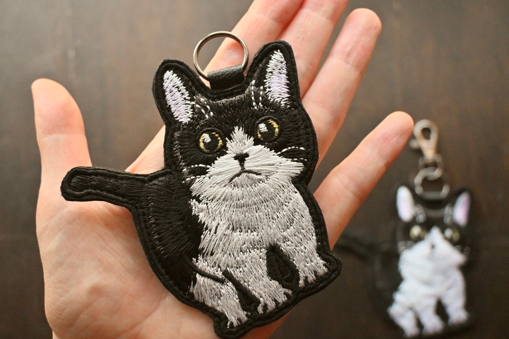刺繍ハチワレ猫ちゃんのキーホルダー【全身】 | 猫と暮らす洋裁店