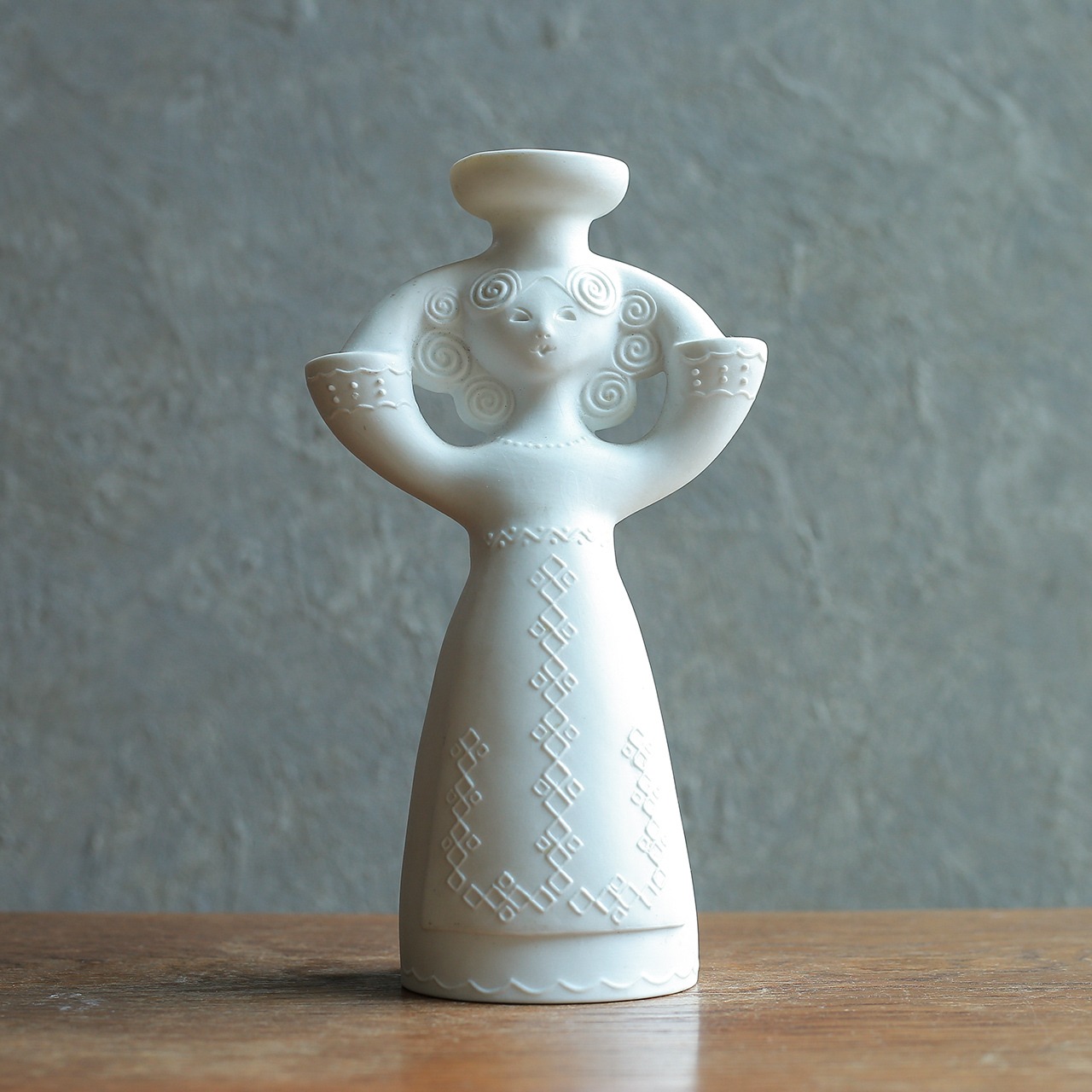 白くてなめらかな、北欧感じる女性のキャンドルホルダー
