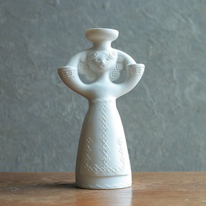 白くてなめらかな、北欧感じる女性のキャンドルホルダー