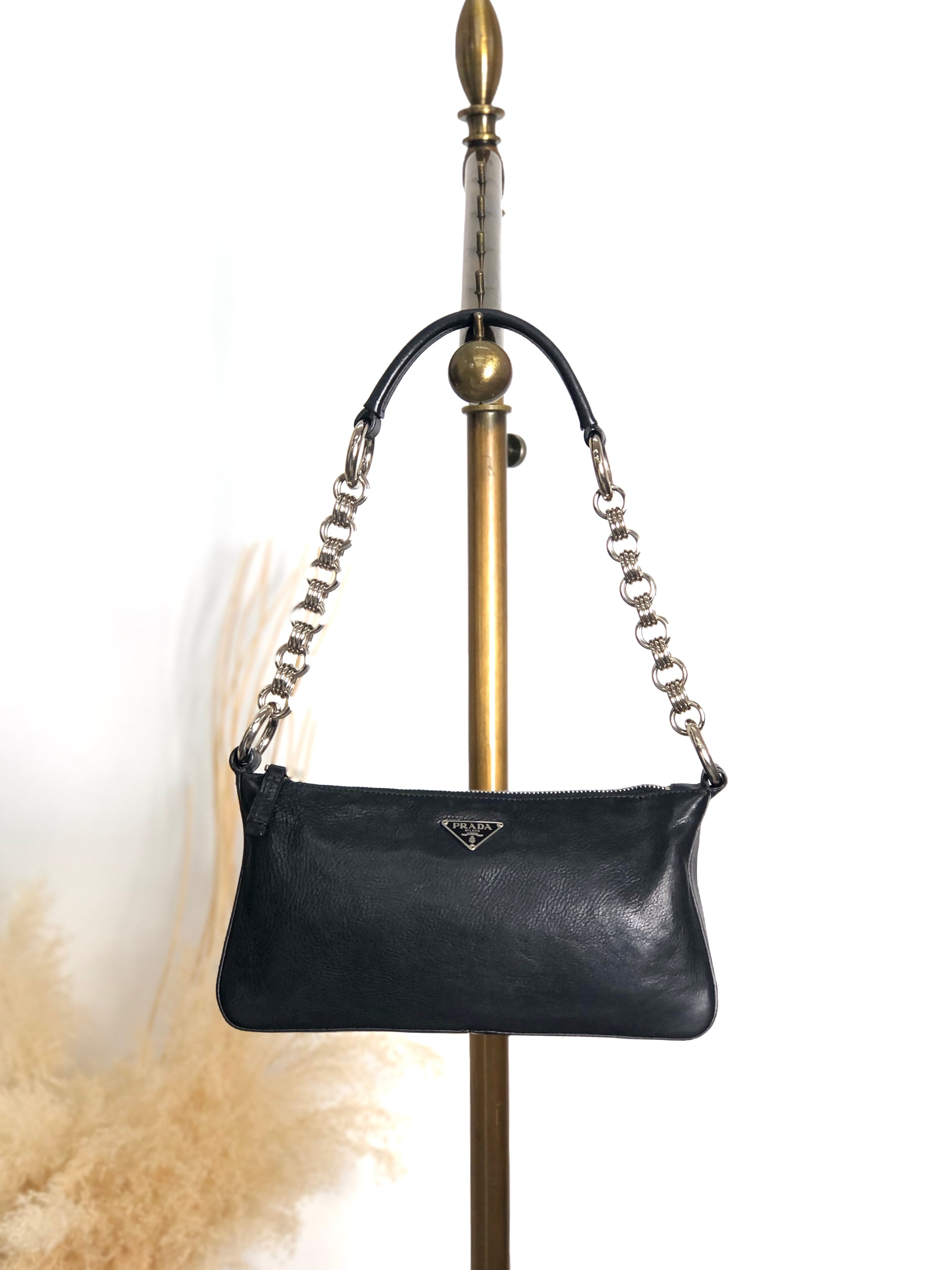 PRADA プラダ ショルダーバッグ ブラック トライアングルロゴ レザー チェーンハンドル ホーボーバッグ vintage ヴィンテージ オールド zft4vr