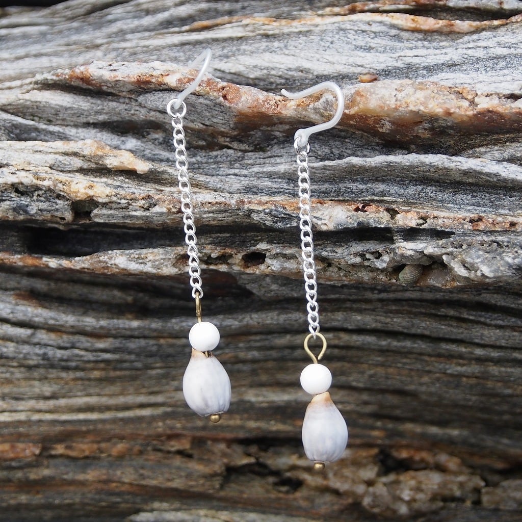 天然素材のジュズダマとホワイトオニキスのピアス | 川道商店