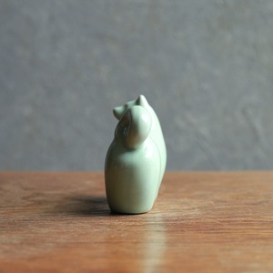 凛々しくこちらを見つめる、磁器の犬 1