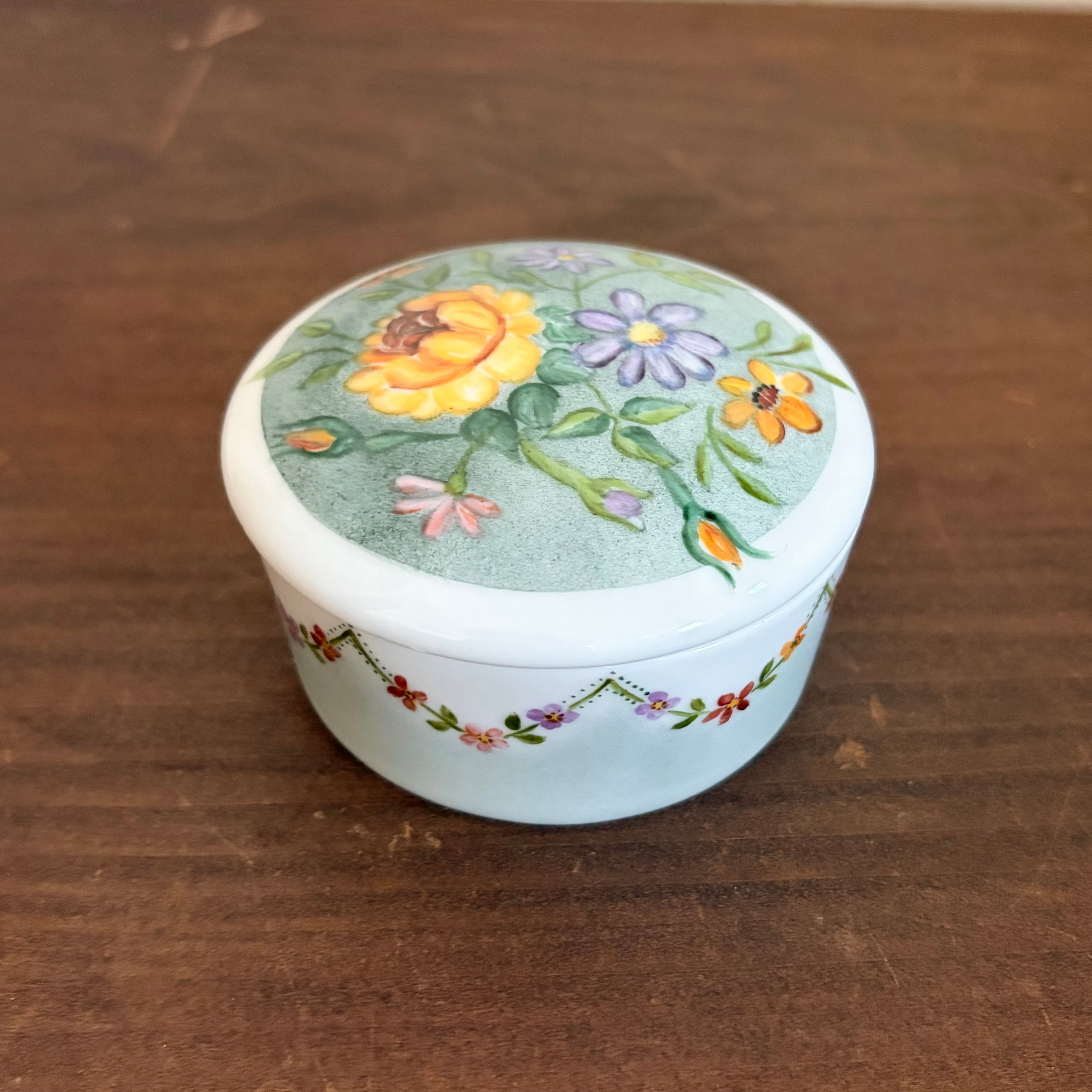 手描きの花模様の入れ物