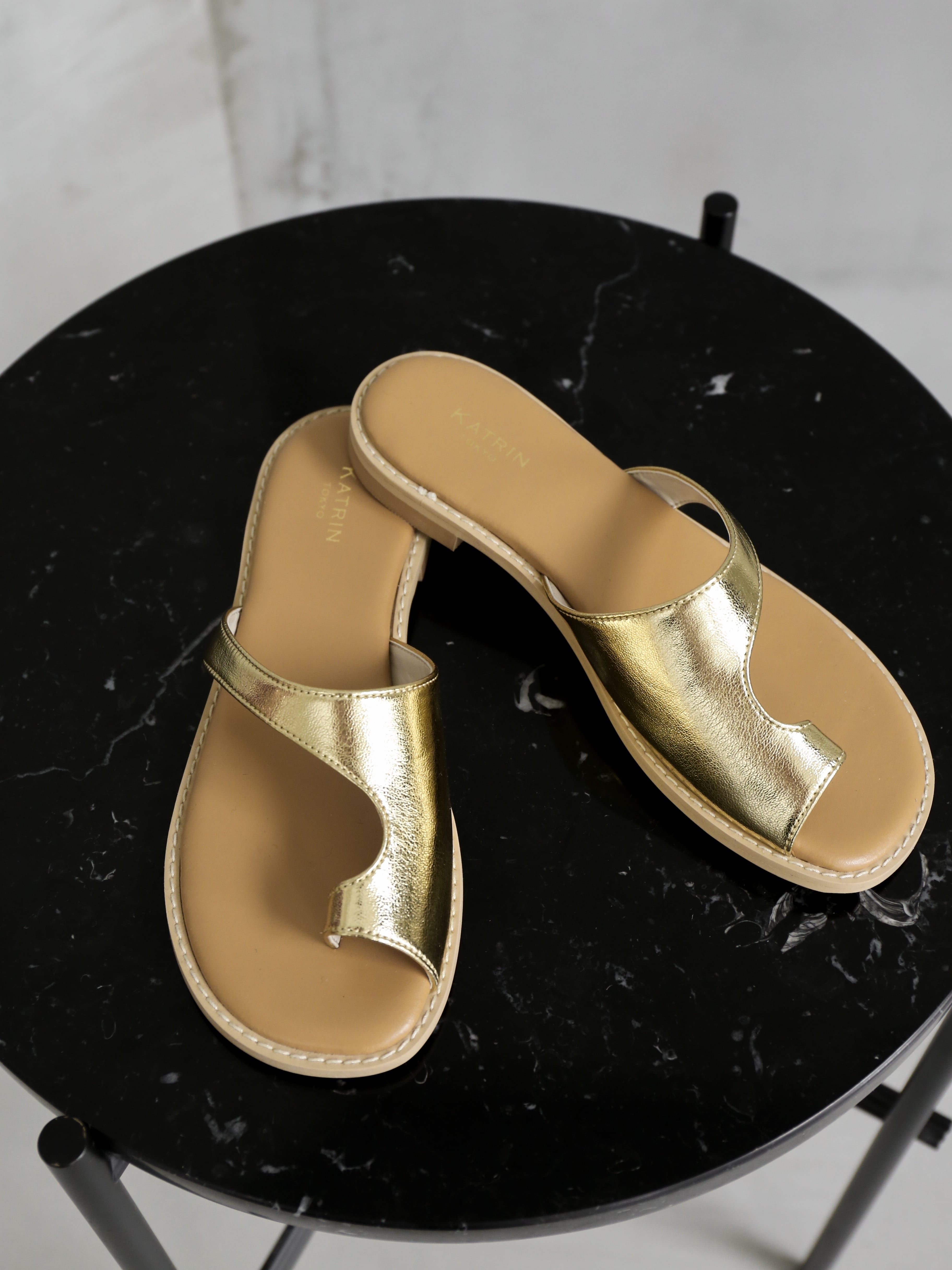 cut-out thong sandal（gold）