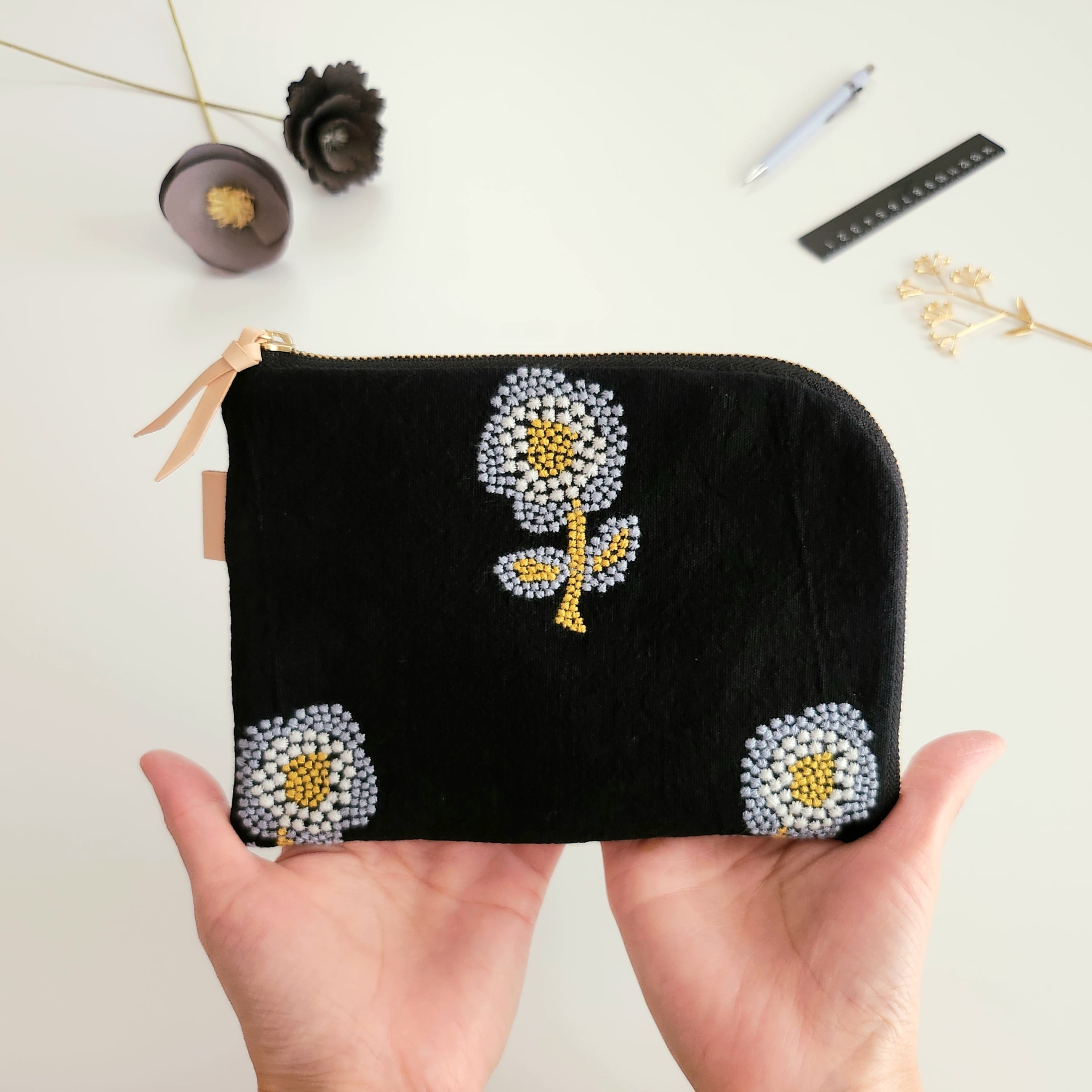 BIGなお花刺繍のL字ファスナーポーチ/フラットポーチ/母子手帳ケース