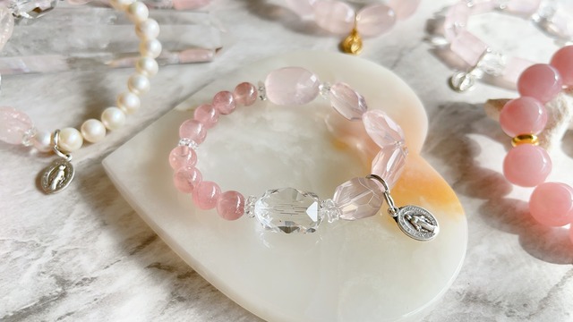 宝石質クリスタルとディープローズクォーツのデザインブレスレット・不思議のメダイ・チャームブレスレット