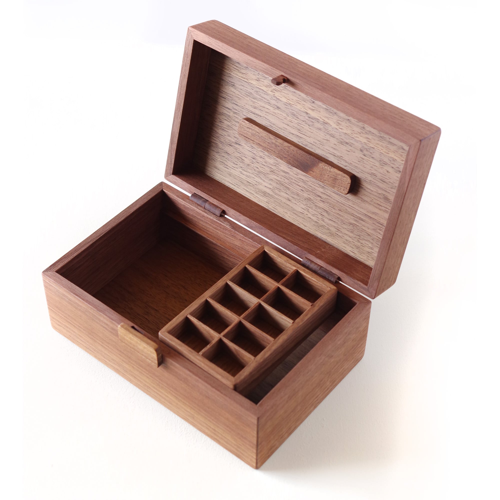 木製の取っ手と蝶番が印象的な「手さげ木箱」/限定樹種 Wooden box