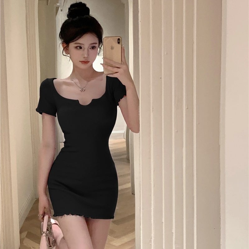 【新作】【送料無料】 2024 汎用性の高い夏向けの純粋な欲望のニットドレス、軽くて大人っぽいスタイル、ウエストを締める半袖、ヒップをカバーするショートスカート、スクエアカラー、ローズレッド 0396172174322