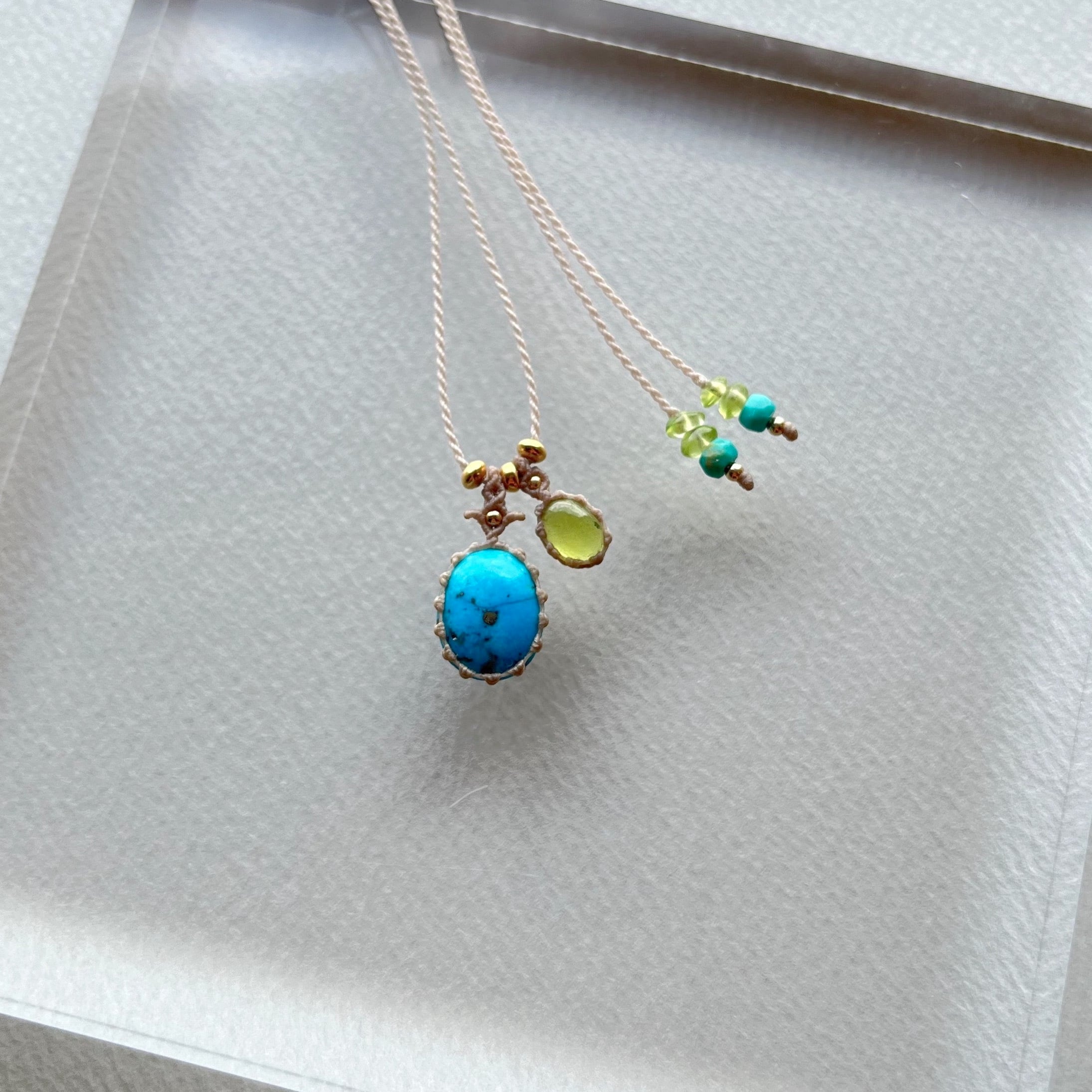 ペルシアンターコイズとペリドットのマクラメ編み 天然石ネックレス