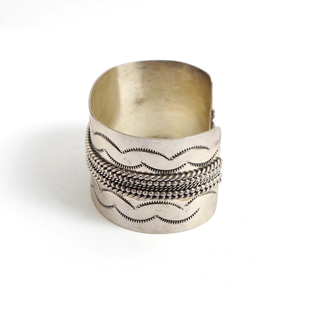 値下げ明日まで　Navajo インディアンジュエリー　Ｌ　Tahe バングル INDIAN JEWELRY インディアンジュエリー】Navajo Stampwork Widebangle