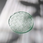 水たまりのようなガラスのプレート