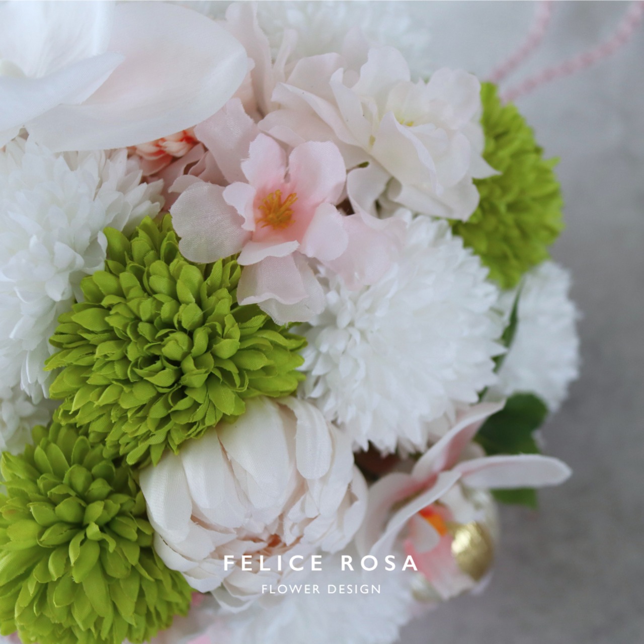 白無垢に似合う『桜と胡蝶蘭のボールブーケ』アーティフィシャル