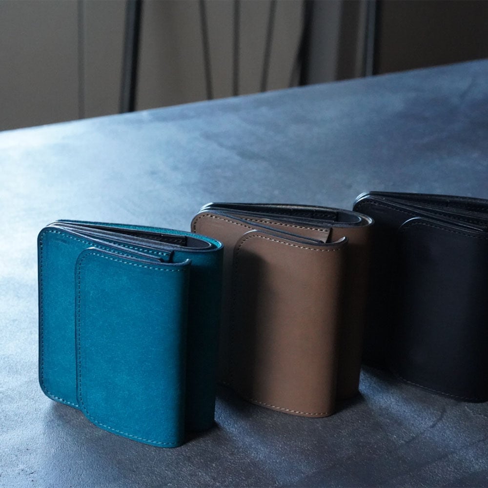 GO THE PATHLESS WAY / Less is bore” printed L zip small wallet