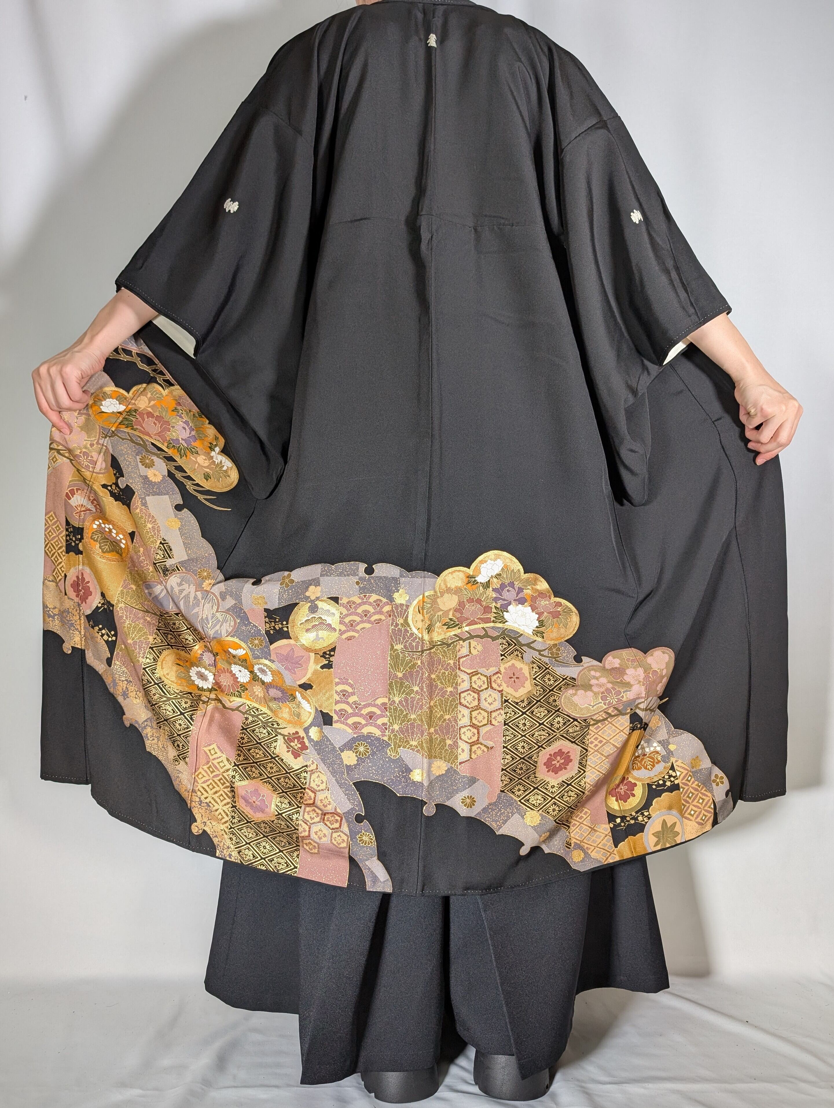 13273】 着物リメイク 黒留袖 ロングコート 鳳凰模様 荒波 刺繍 金 銀