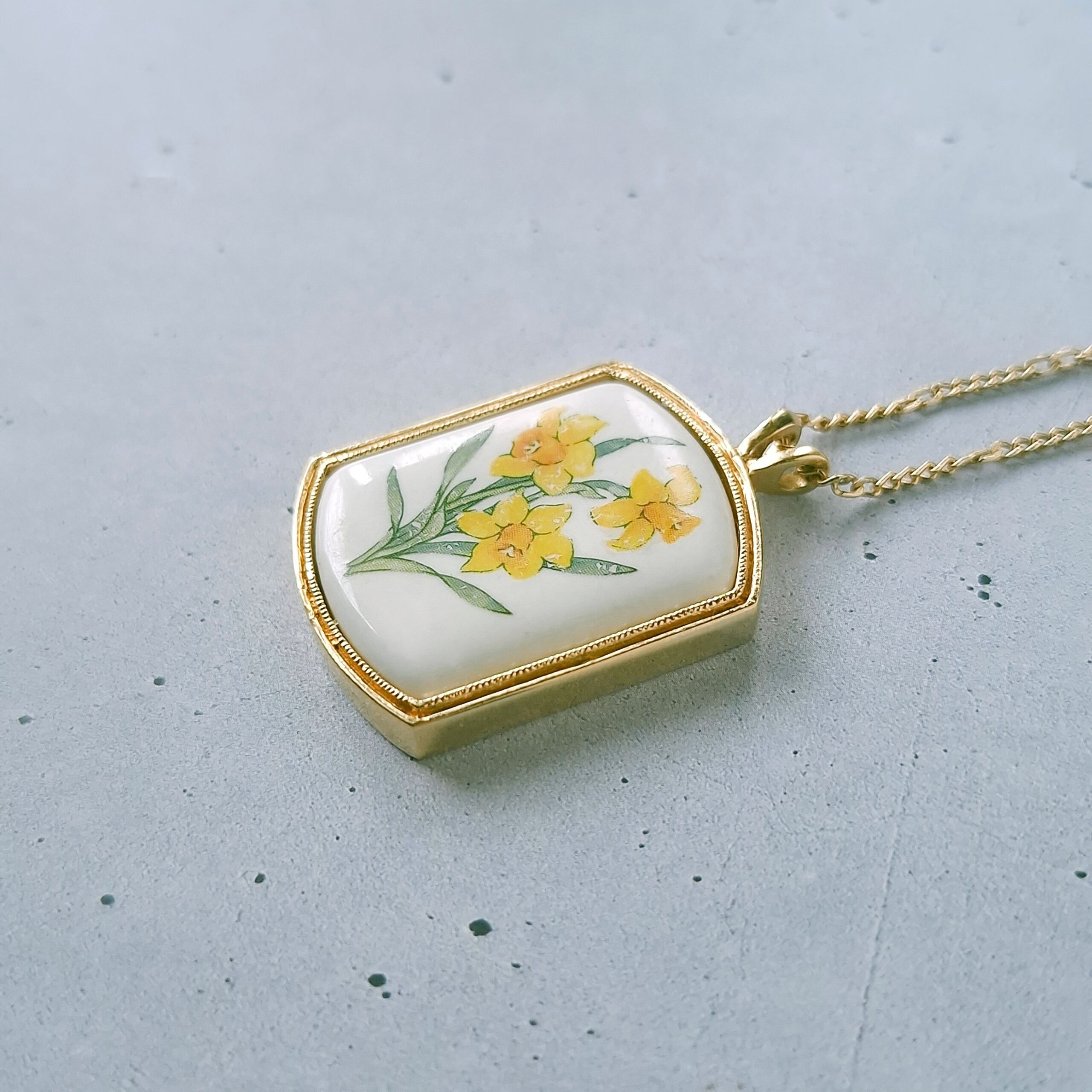 Avon》 “Floral Heritage” March daffodil vintage necklace エイボン