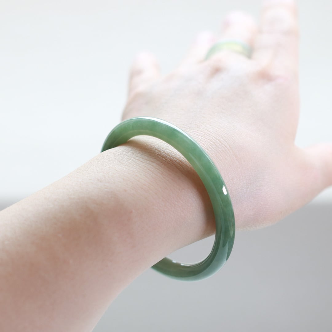 内径 約55mm 】透明感抜群！翡翠の色味を楽しめる！バングル A貨翡翠