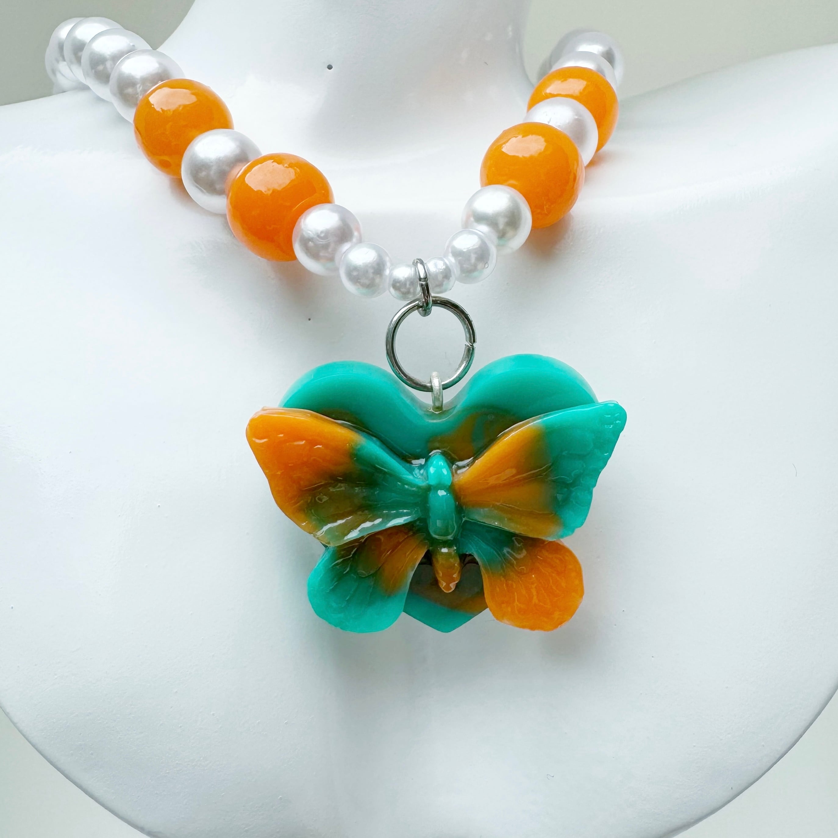 サイケな蝶々ネックレス │ グリーンとオレンジ | mahotaira