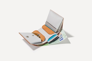 しっかり入ってコンパクトな財布　TRI-FOLD WALLET / OLIVE [限定色]