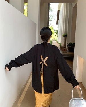 【pusumede】back flower motif shirt