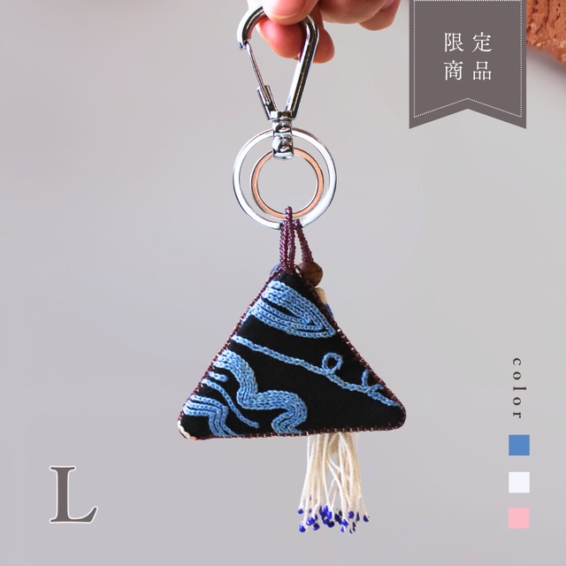 【トゥマール・キーホルダー】 キルギスのお守り　ヴィンテージ　手刺繍トゥマール〈空心〉ブルー・ピンク