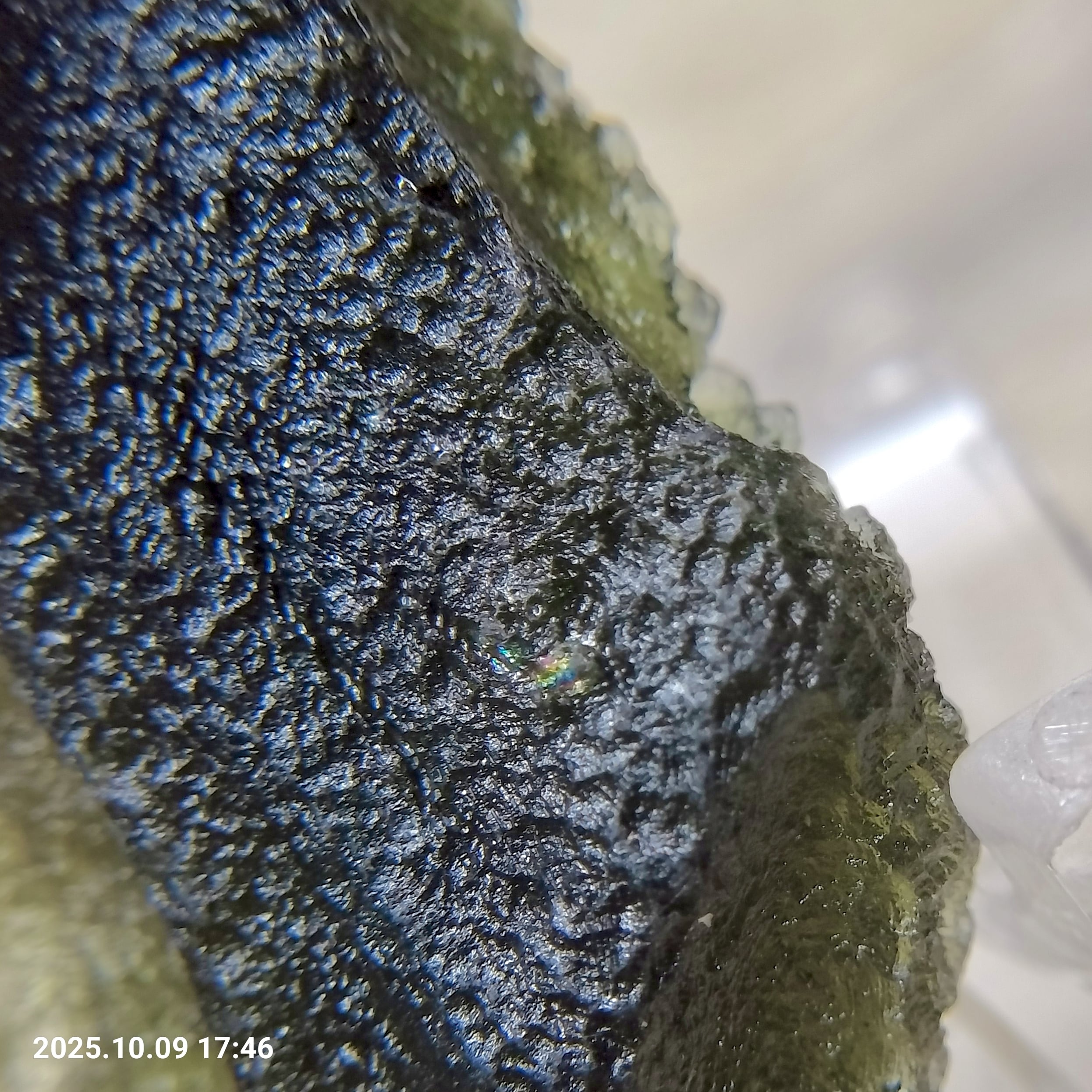 成約済み】超希少 虹入り 天然 無処理 モルダバイト 原石 11.6g 鑑別