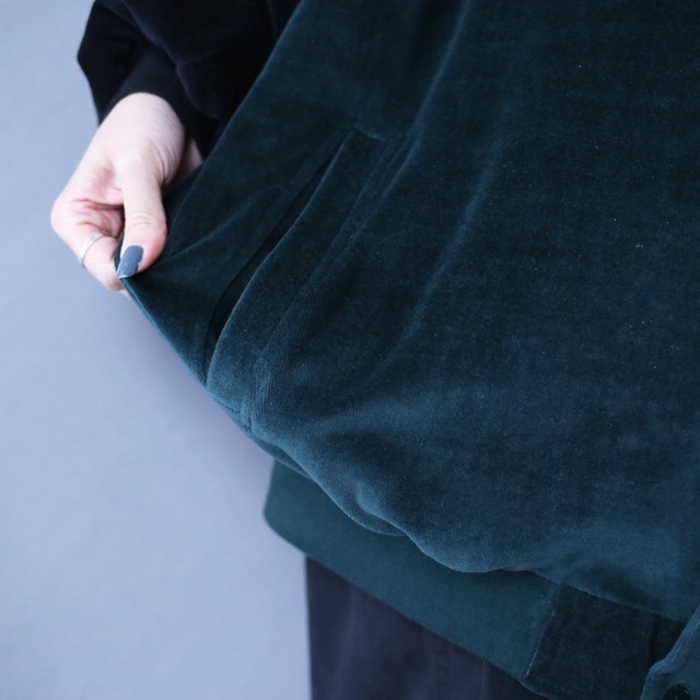 ”black×green" bi-color switching design over silhouette velours high-neck blouson