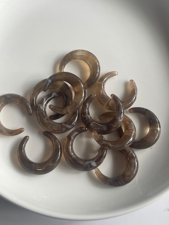 【696-A2】4pcs 　アクリルパーツ　グレージュ　25×25mm