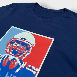 【Barstool Sports】 アメフト 人物 プリント Tシャツ STILL HERE バックロゴ L〜XL相当 バースツールスポーツ US古着