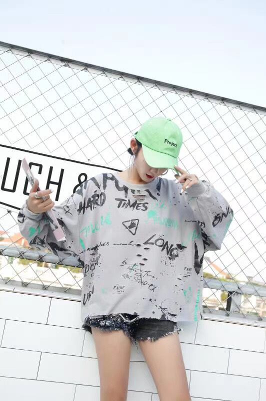 ロゴ入りトレーナー