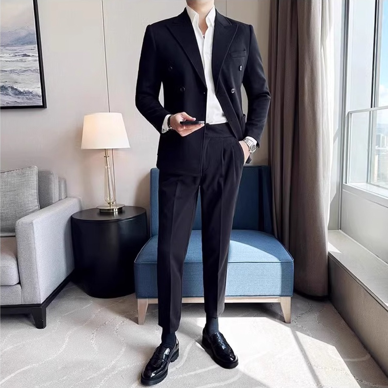スタイリッシュで上品な印象を演出するダブルブレストスーツ　SU010