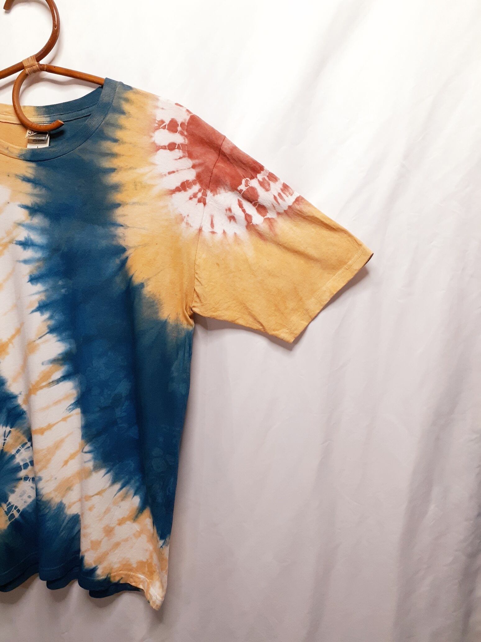 手染めのTシャツ(藍染・ベンガラ染め)