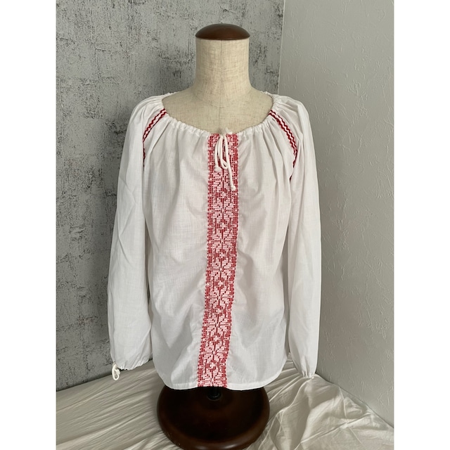 Long sleeve line embroidery blouse