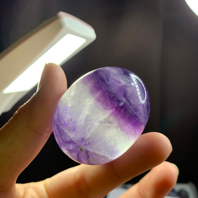 132たまご・可愛い色合いパープルカラーレスフローライト
