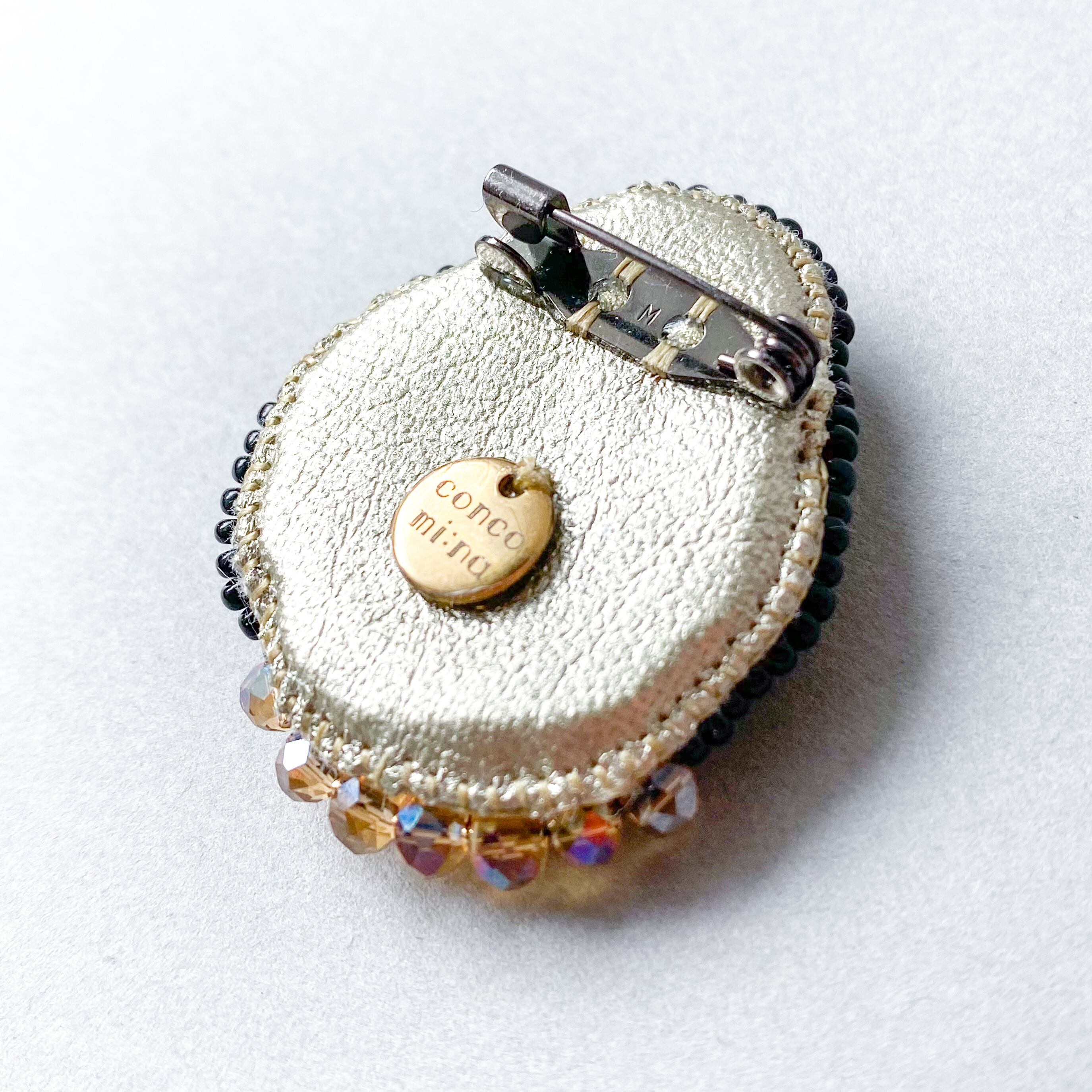 カカポのブローチ /鳥モチーフ ビーズ刺繍ブローチ おしゃれの
