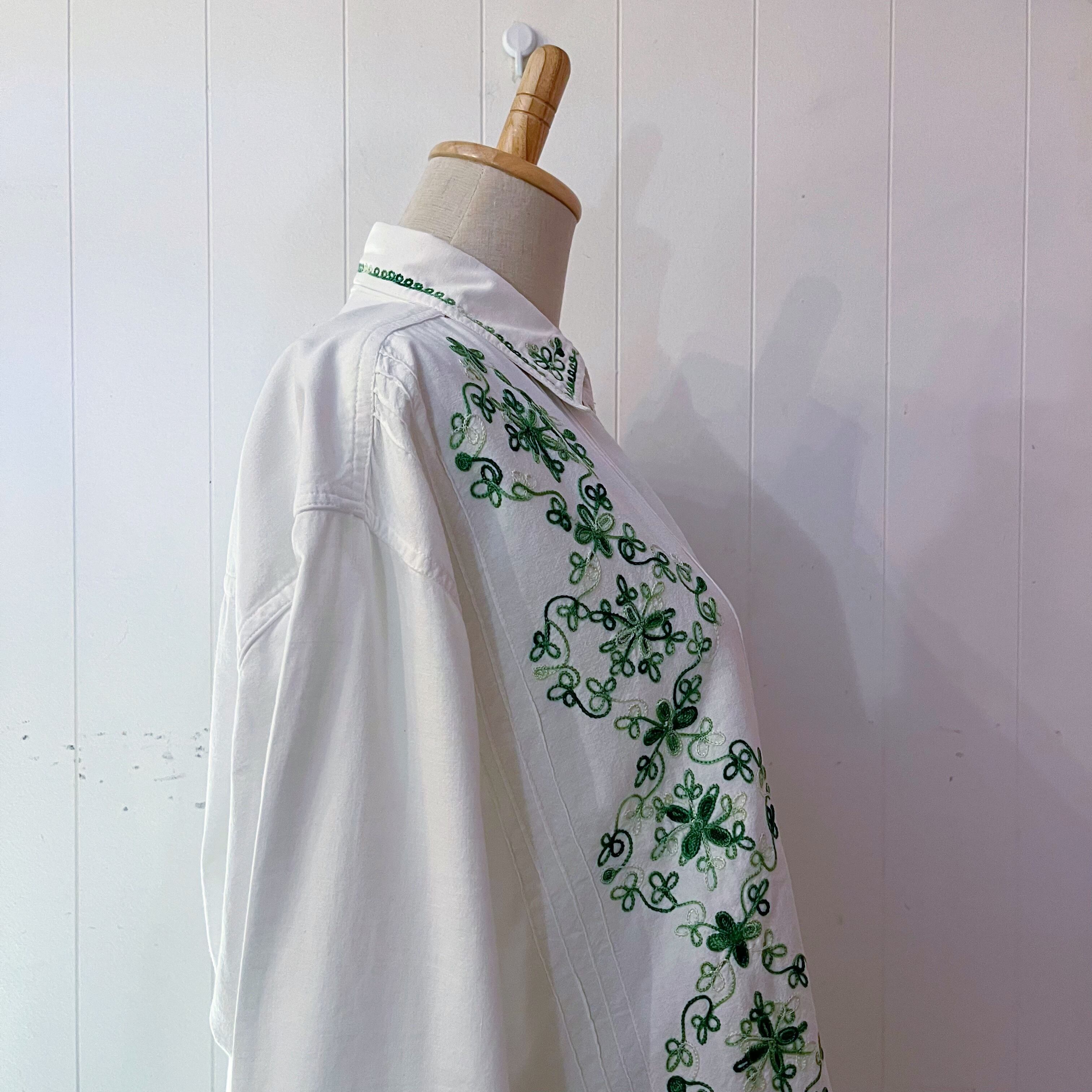 clover embroidery white shirt