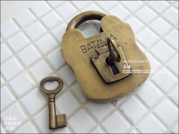 真鍮南京錠BATAVIA ブラスロック 鍵 錠前 カギ 大型 真鍮金物 エスニック 手作り インドネシア製 レトロ調 幅9cm ×  長さ12.5cm(約) | valuestore