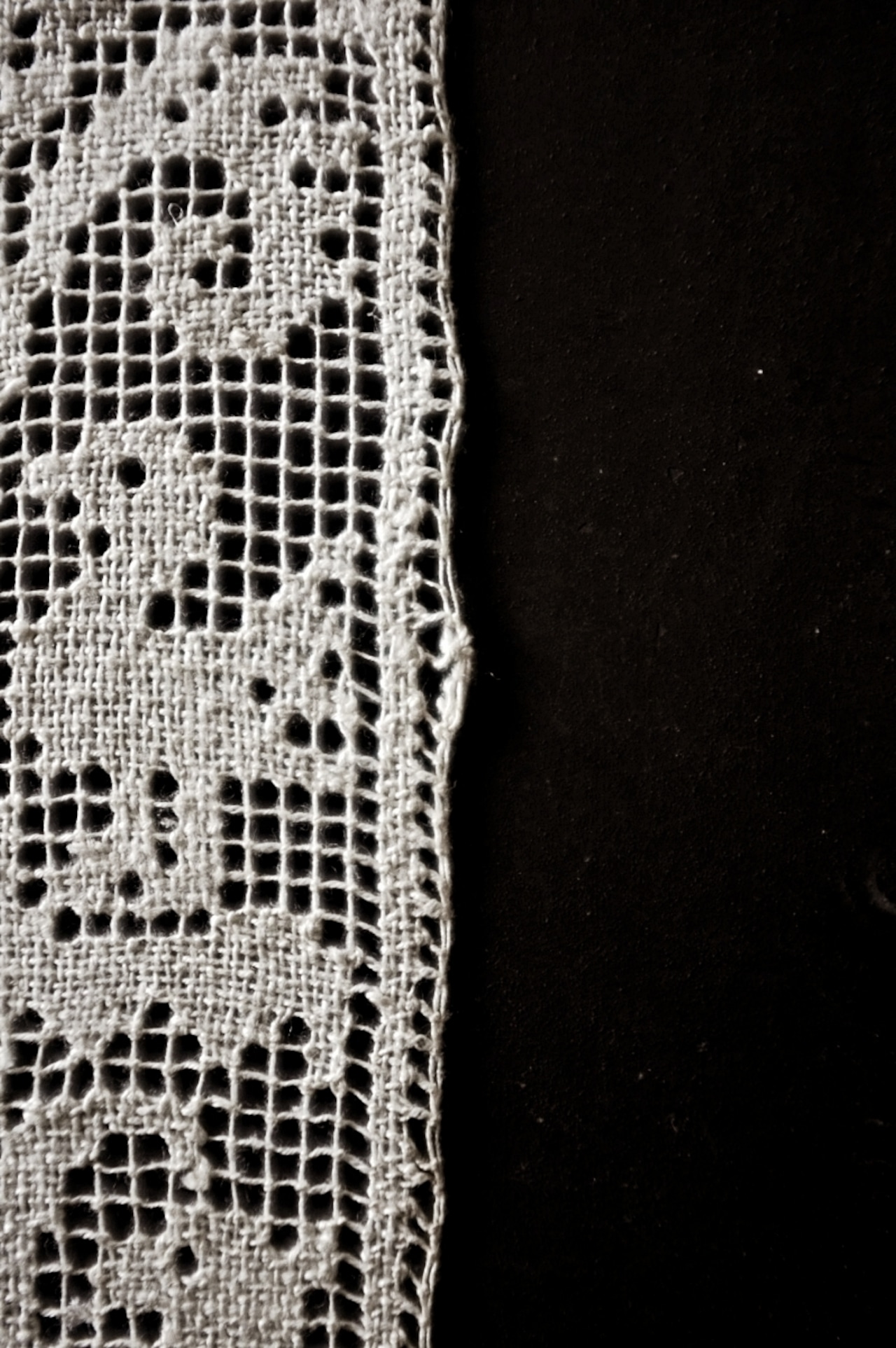 19世紀 フランス リネン 鳥と魚と薔薇と カンデラブルムのあるゴシック的ハンドワークフィレレースモチーフ アンティーク