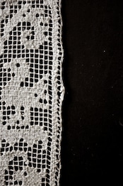 19世紀 フランス リネン 鳥と魚と薔薇と カンデラブルムのあるゴシック的ハンドワークフィレレースモチーフ アンティーク