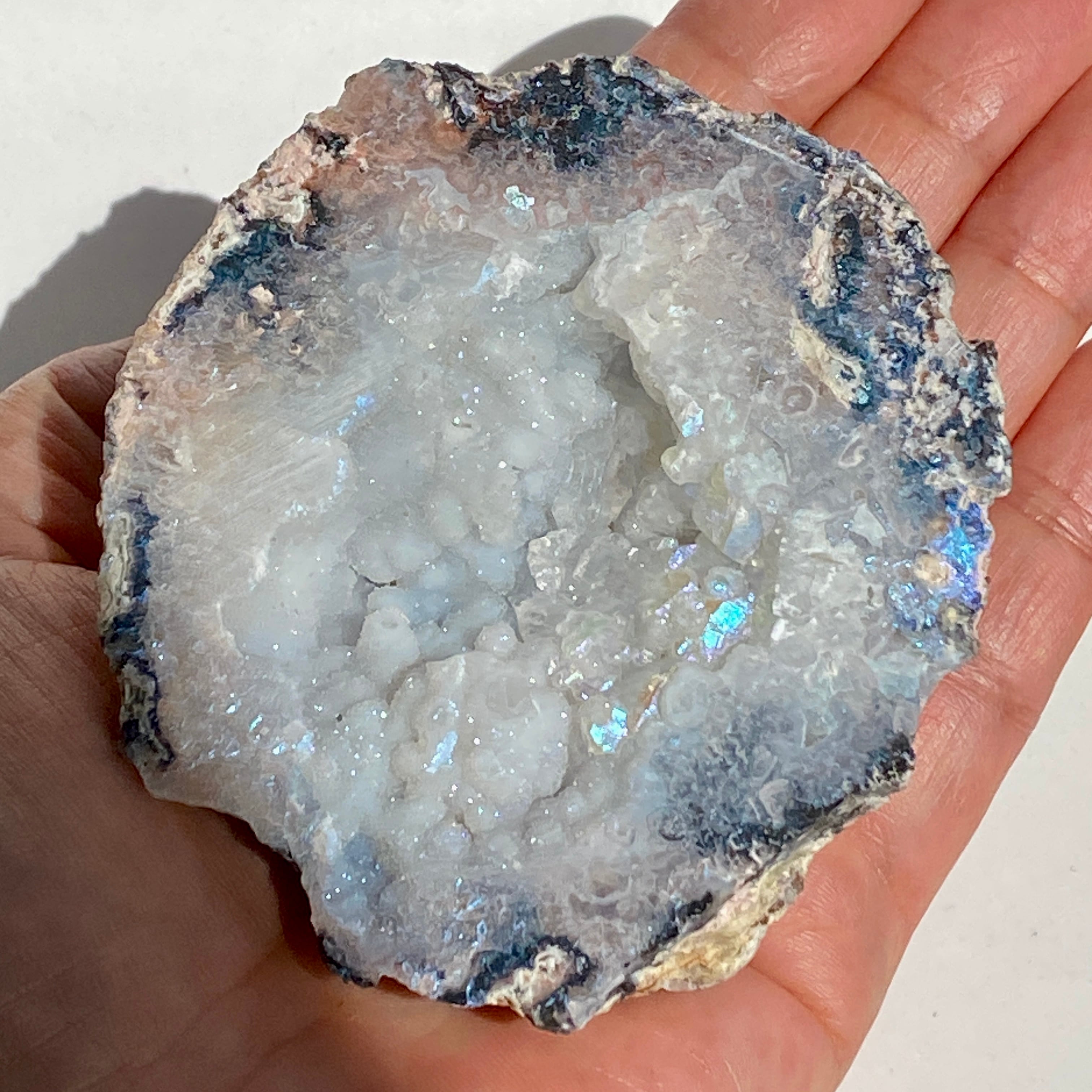 カルセドニーのドゥルージー入りオーラアゲートのジオード Aura Agate