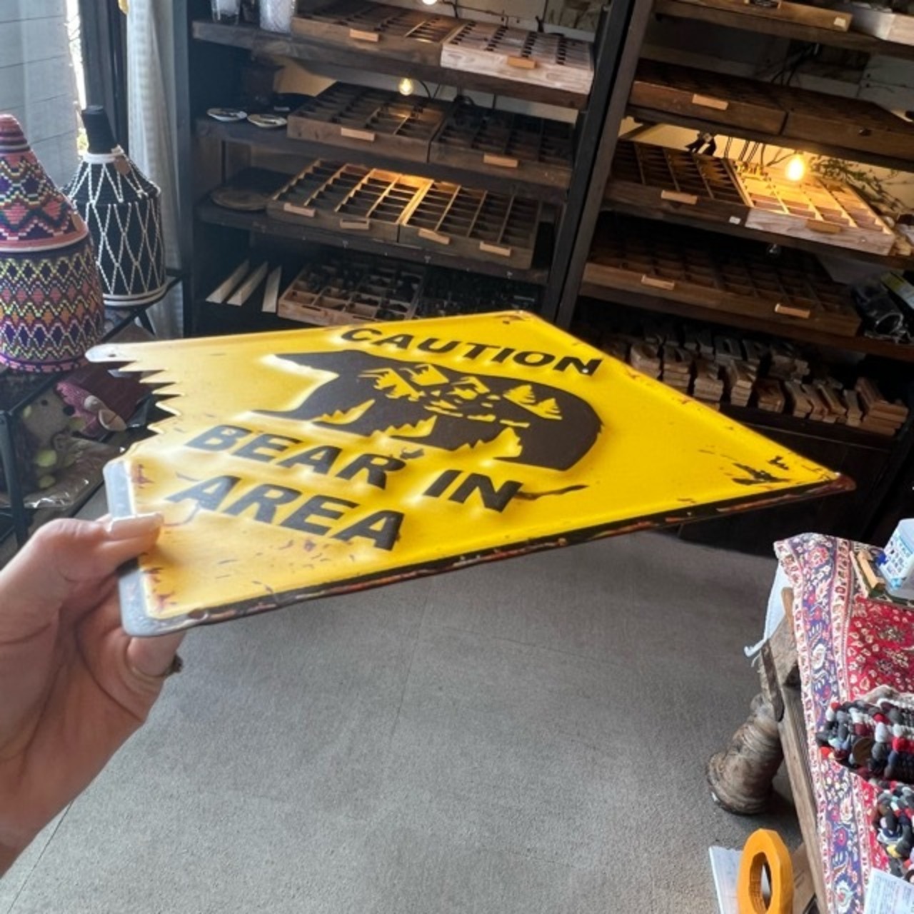 American Classic Embossed Tin Sign　 CAUTION BEAR IN AREA　アメリカンクラシックエンボスサインプレート　この付近にクマが出没します　クマ　bear　くま　熊　サインプレート