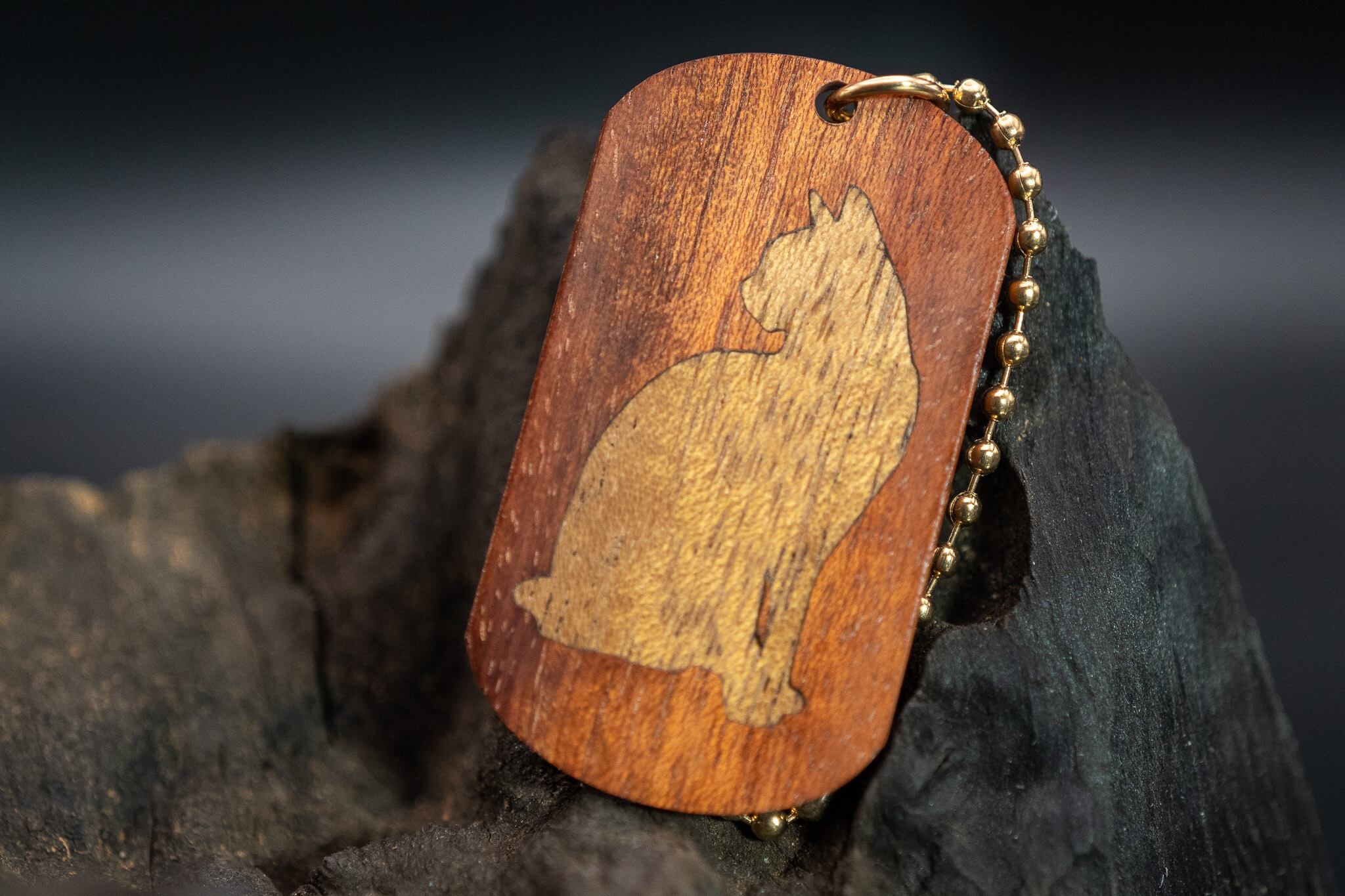 【ブラッドウッド】 サティーネ ドッグタグ象嵌 優雅に座る猫