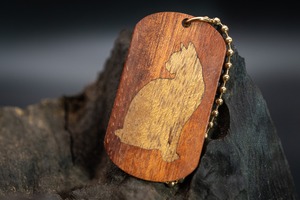 【ブラッドウッド】 サティーネ ドッグタグ象嵌 優雅に座る猫