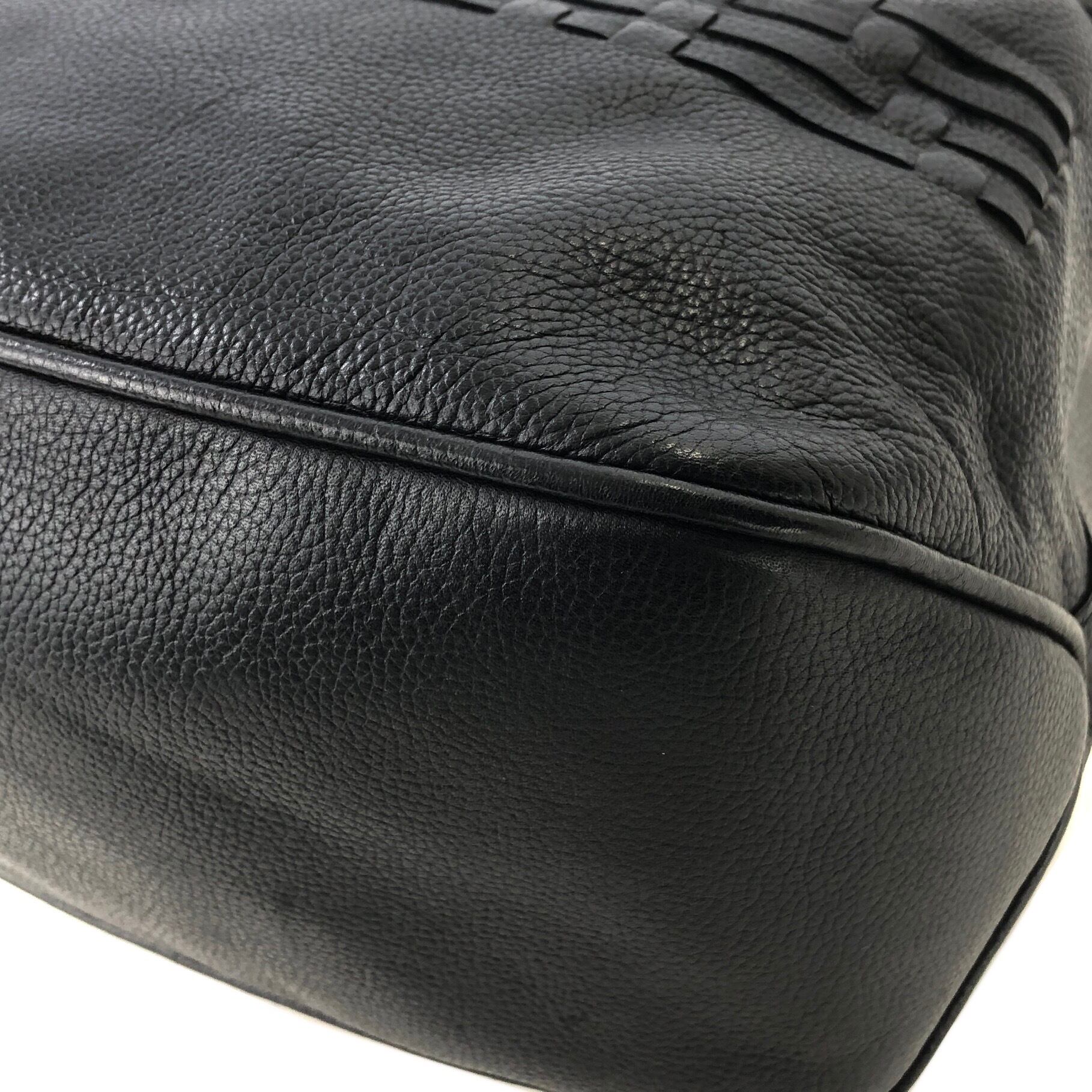 GUCCI グッチ ロゴ型押し レザー 巾着 ショルダーバッグ ブラック