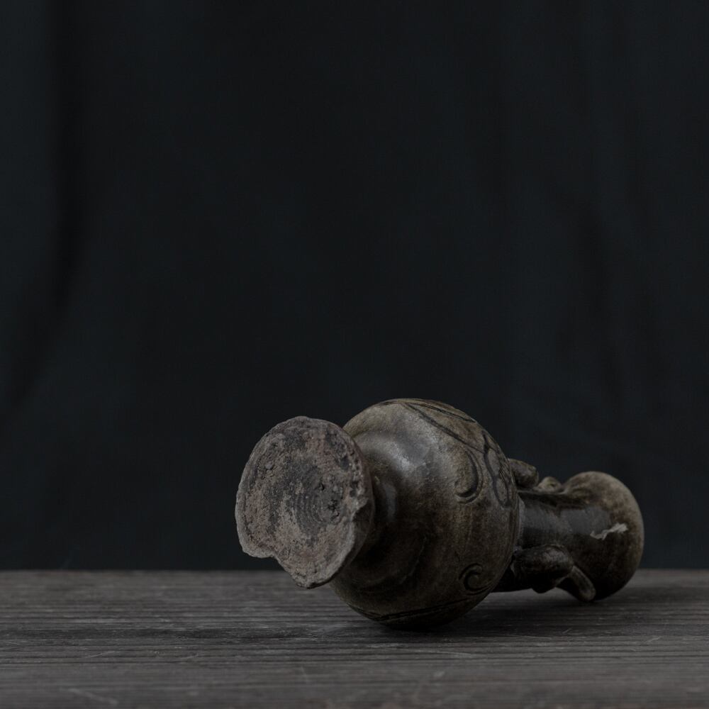 古瀬戸 陰刻の草花文 不遊環花入, 日本, 鎌倉時代 12世紀-14世紀. | olim