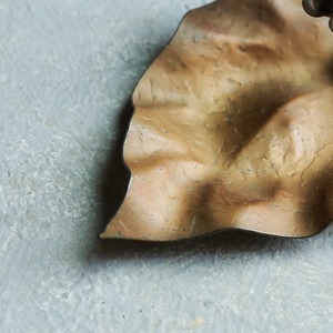 お花が美しい、ゴールドに輝くトレイ