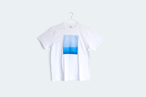 青い空と海面を描いた、白いTシャツ