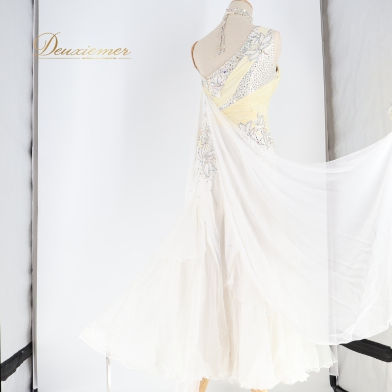 社交ダンス 衣装 スタンダードドレス ワンピース ドレス スタンダード デモ パーティ 発表会 THE GRACE フロート レース チュール 綺麗 ホワイト系 フロート付き ふわふわ おしゃれ 高級感 モダンダンス ドレスアップ エレガント