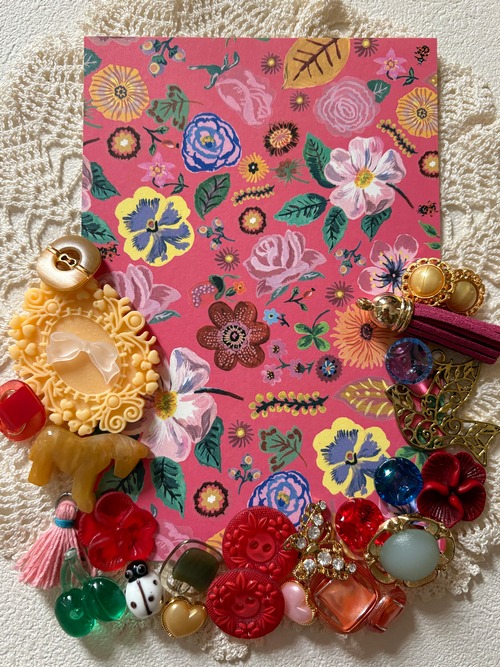 2026Happy Bag No.11  レトロボタン 染めボタン ヴィンテージパーツ 輸入デザインパーツ／ボタン 天然石 ナタリーレテ ポストカード