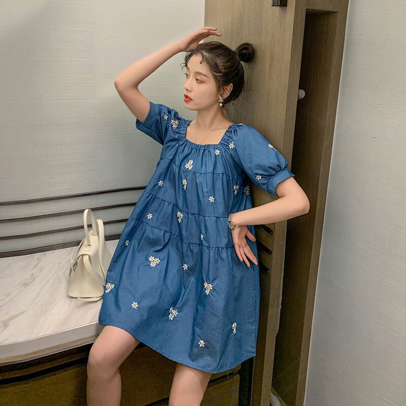 【新作】【送料無料】 マタニティウェア2020夏の新しい小さなデイジー刺繍デニムスクエアネックドレス、年齢を減らすミドルレングスのマタニティドレス-アリババ レッド サマー 夏物 スクウェア expec244052905102
