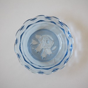 ヴィンテージ　プレスガラス薔薇文輪花小鉢（ブルー）d12.8cm　Blue Pressed Glass Lobed Bowl with Rose Design